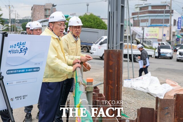김기재 당진시장이 2일 읍내동 배수펌프장에서 수해복구 추진 현황 보고를 받고 지시사항을 전달하고 있다. /당진시