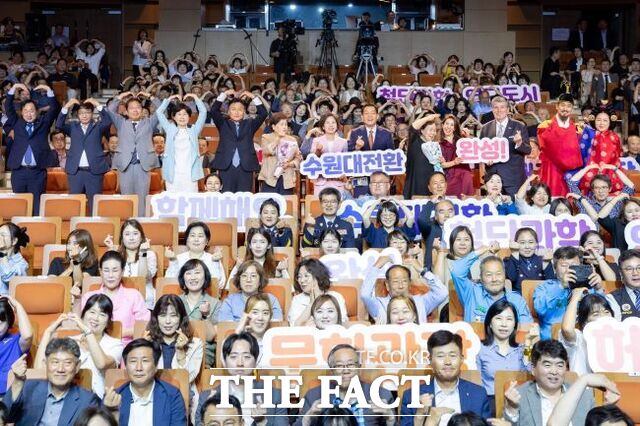 1일 수원SK아트리움에서 열린 '민선9기 새로운 시작, 수원 포유'에서 이재준 시장이 참석자들과 기념 촬영을 하고 있다. /수원시