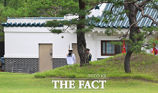 1일 오전 서울 동작구 국립서울현충원에서 의장대 장병들이 행사를 준비하고 있다.
