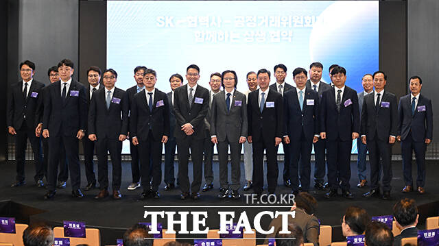 최창원 SK그룹 SUPEX추구협의회 의장(앞줄 왼쪽에서 네 번째)과 주병기 공정거래위원장(앞줄 왼쪽에서 다섯 번째)이 2일 오후 서울 중구 SKT타워에서 열린 'SK-공정위 상생 협약 체결식'에 참석해 기념촬영을 하고 있다. /박헌우 기자