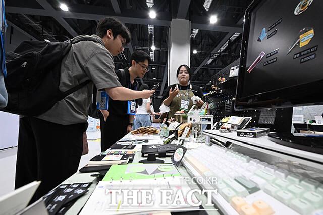 '2026 일잘러 페스타'가 2일 오전 서울 강서구 코엑스 마곡에서 열린 가운데 관람객이 부스에 진열된 상품을 둘러보고 있다. /김성렬 기자