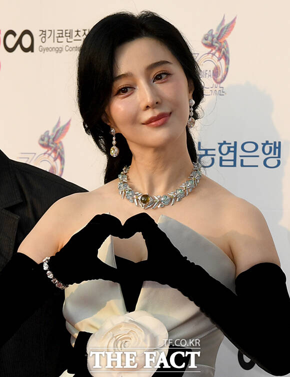 배우 판빙빙이 2일 오후 경기 부천시 원미구 부천아트센터에서 열린 '제30회 부천국제판타스틱영화제' 레드카펫 행사에서 포즈를 취하고 있다. /부천=박상민 기자