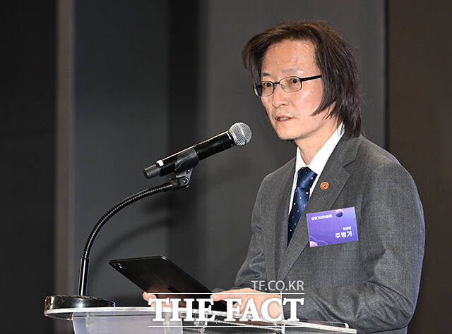 최창원 SK그룹 SUPEX추구협의회 의장(앞줄 왼쪽에서 네 번째)과 주병기 공정거래위원장(앞줄 왼쪽에서 다섯 번째)이 2일 오후 서울 중구 SKT타워에서 열린 'SK-공정위 상생 협약 체결식'에 참석해 기념촬영을 하고 있다. /박헌우 기자