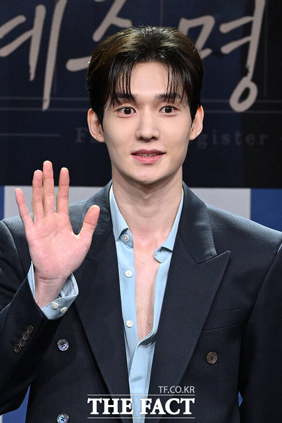 배우 박솔라와 임지은, 김미숙 감독과 배우 박세영, 한고은, 성이언(왼쪽부터)이 2일 오후 서울 마포구 상암 MBC에서 새 일일드라마 '가족관계증명서' 제작발표회에 참석해 포즈를 취하고 있다. /김성렬 기자