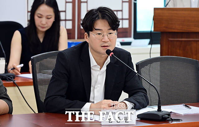 임종필 성평등가족부 성형평성기획과장이 2일 오전 서울 종로구 정부서울청사에서 열린 청년 공존·공감위원회 중간보고회에서 발언을 하고 있다. /임영무 기자