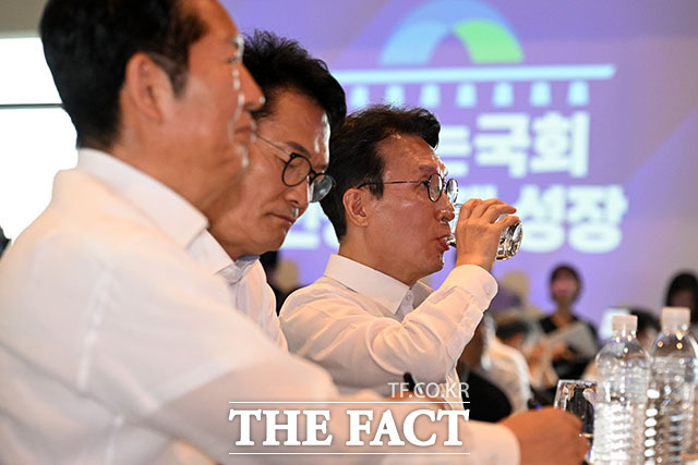 정청래 전 더불어민주당 대표와 송영길 의원, 김민석 전 국무총리(왼쪽부터)가 3일 오후 서울 용산구 서울드래곤시티에서 열린 22대 후반기 국회 대비 국회의원 워크숍에 참석해 대화를 나누고 있다. /서예원 기자