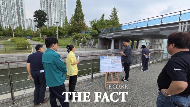 인천경제청과 한국토지주택공사(LH), 인천시설공단 관계자들이 2일 청라국제도시 심곡천 수문과 배수펌프장을 둘러보며 우기 대비 시설 안전 상태를 점검하고 있다. /인천경제청