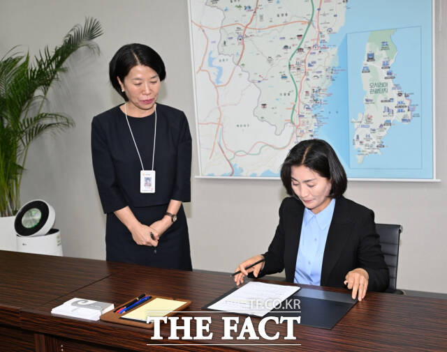 우성빈 기장군수가 부산시 기장군 민생활력지원금 지급 조례 제정 계획을 결재하고 있다. /기장군청