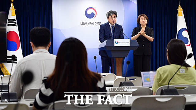 이상민 개인정보보호위원회 개인정보정책국장(왼쪽)이 3일 오전 서울 종로구 정부서울청사에서 개인정보 보호 기본계획을 브리핑 하고 있다. /임영무 기자