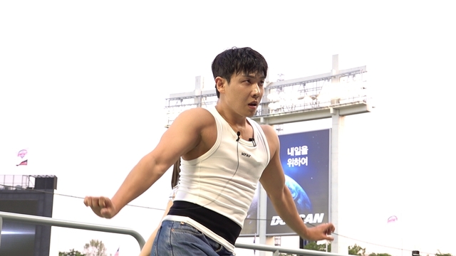 최예나의 '캐치 캐치'는 확산과 재생산을 거듭하며 3개월 넘게 글로벌 인기를 지속하고 있다. 대표적으로 이준이 '워크맨'에서 '캐치 캐치' 챌린지(사진)를 한 뒤 이 모습을 따라하는 챌린지까지 등장했다. /스튜디오 룰루랄라