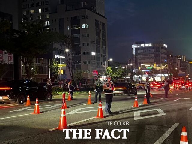 지난 2일 여름 휴가철을 맞아 음주 운전 특별 단속하는 경기남부경찰청. /경기남부경찰청