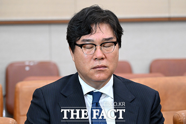 김성태 전 쌍방울 회장이 지난 4월28일 오전 서울 여의도 국회에서 열린 윤석열 정권 정치검찰 조작 기소 의혹 사건 진상규명 국정조사특별위원회 전체회의에서 생각에 잠겨있다. /남용희 기자