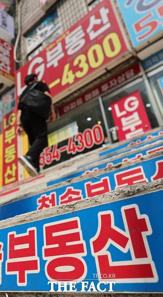 지난 5월 기준 서울 아파트 매매가격지수는 102.71로 연초 대비 2.7% 상승했다. 정부의 강도 높은 대출규제와 7월 세제개편안 발표를 앞둔 상황에서도 주택가격은 1년 이상 상승 흐름을 이어가고 있다. /뉴시스