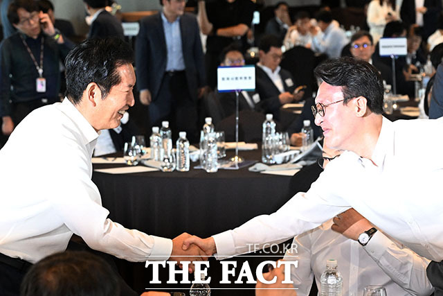 정청래 전 더불어민주당 대표와 송영길 의원, 김민석 전 국무총리(왼쪽부터)가 3일 오후 서울 용산구 서울드래곤시티에서 열린 22대 후반기 국회 대비 국회의원 워크숍에 참석해 대화를 나누고 있다. /서예원 기자