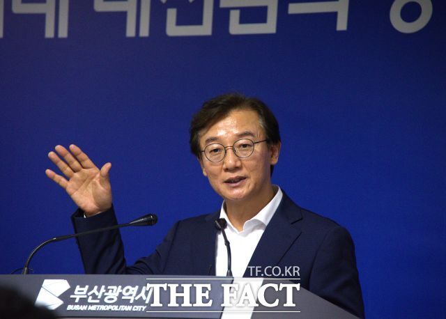 전재수 부산시장이 1일 부산시청 브리핑룸에서 취임 첫 기자회견을 하고 있다. /손연우 기자