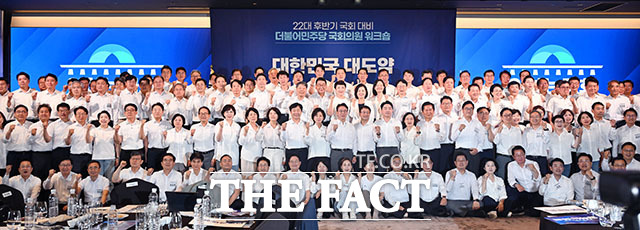 정청래 전 더불어민주당 대표와 송영길 의원, 김민석 전 국무총리(왼쪽부터)가 워크숍에 참석해 한 테이블에 앉아 있다.