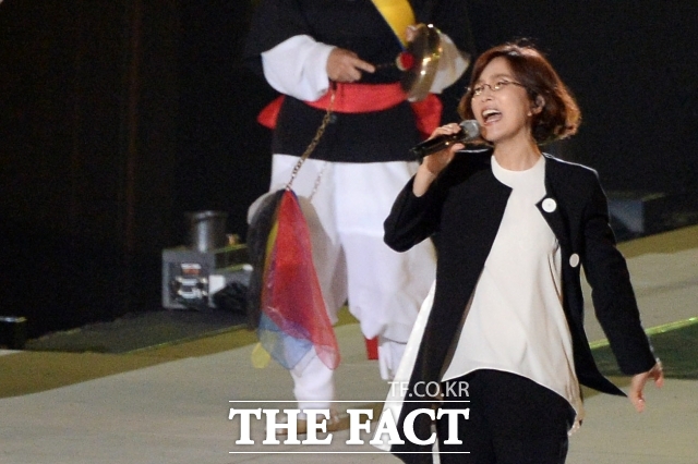 80년대 이후 맑고 청량한 보이스로 사랑 받은 가수 이선희가 24년 동안 함께했던 소속사와의 긴 동행에 마침표를 찍었다. 초록뱀엔터테인먼트는 지난 2일 이선희와의 전속계약이 만료됐다고 밝혔다. /더팩트 DB