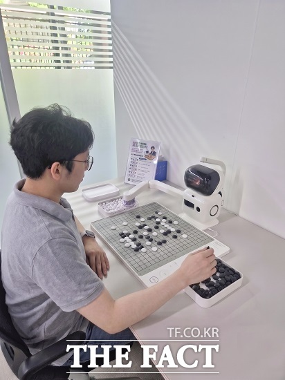 광명시 공무원이 'D오봇' 챌린지 시범을 보이고 있다. /광명시