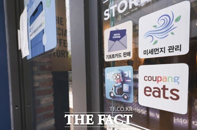 국내 배달앱 거래액은 2019년 9조원에서 2025년 40조원으로, 코로나를 기점으로 6년 만에 4배 이상 급증했다. 이 기간 배달의민족은 매출이 10배 가까이 폭등했고, 쿠팡이츠는 2019년 5월 배달업에 뛰어든 후 연매출 3조원을 바라보게 됐다. /뉴시스