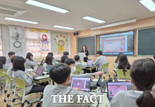 결국 이번 논란을 두고 학생 개인의 일탈로만 볼 것이 아니라 온라인과 교육 현장의 문제를 함께 돌아봐야 한다고 강조했다. 재발 방지를 위해서는 학생 징계를 넘어 학교 현장에서 역사교육과 미디어 리터러시 교육을 강화하고, 교실 안에서 사회적 쟁점을 토론할 수 있는 교육 환경을 마련해야 한다는 것이다. /뉴시스