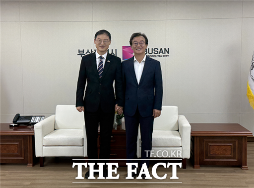 김상욱(왼쪽) 울산시장과 전재수 부산시장이 2일 부산시청에서 회동 후 기념사진을 찍고 있다. /부산시청