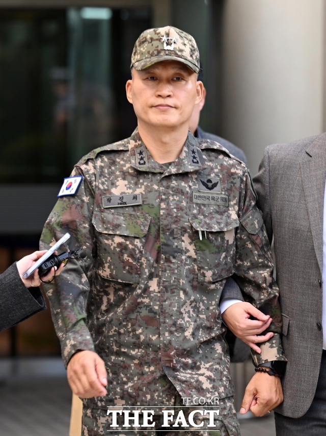 해병 순직사건 수사 외압에 관여한 혐의를 받는 박진희 전 국방부 군사보좌관이 지난해 10월 23일 오후 서울 서초구 서울중앙지방법원에서 열린 구속 전 피의자 심문(영장실질심사)을 마친 뒤 법원을 나서고 있다./이새롬 기자