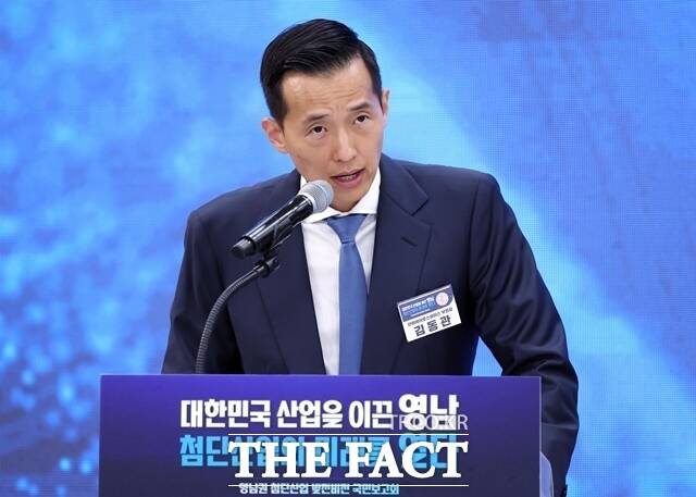 김동관 한화그룹 부회장이 3일 경남 진주에서 열린 영남권 첨단산업 발전비전 국민보고회에서 투자계획을 발표하고 있다. /뉴시스