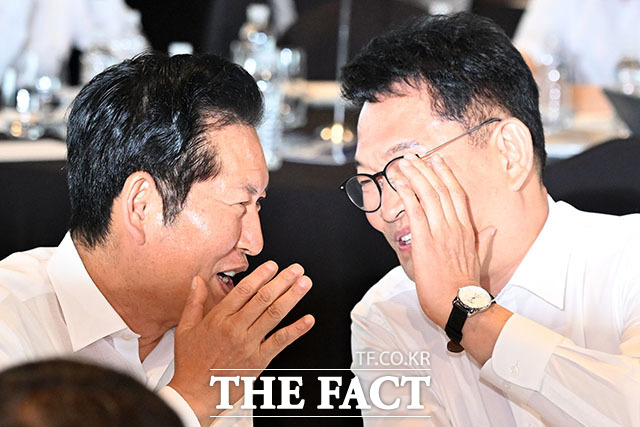 정청래 전 더불어민주당 대표와 송영길 의원, 김민석 전 국무총리(왼쪽부터)가 3일 오후 서울 용산구 서울드래곤시티에서 열린 22대 후반기 국회 대비 국회의원 워크숍에 참석해 대화를 나누고 있다. /서예원 기자