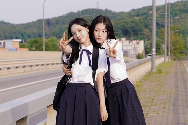 만찬가 뮤직비디오는 최근 큰 인기를 모으고 있는 그룹 리센느의 원이와 미나미가 주연을 맡았다./SHgold네트웍스