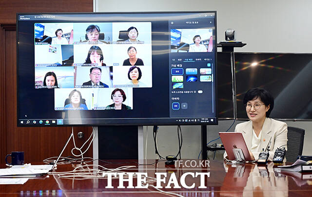원민경 성평등가족부 장관이 3일 오후 서울 종로구 정부서울청사에서 열린 경찰-가정폭력상담소 공동대응체계 화상 현장 간담회에 참석해 모두발언을 하고 있다. /임영무 기자