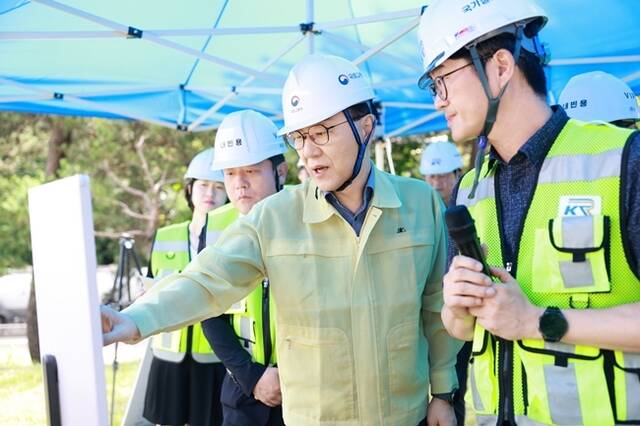 김윤덕 국토교통부 장관이 3일 신탄진 맥포터널 개량 현장을 방문해 수해복구·재해예방 추진 상황을 점검했다. /국토교통부