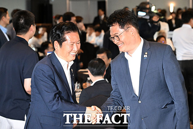 정청래 전 더불어민주당 대표와 송영길 의원, 김민석 전 국무총리(왼쪽부터)가 3일 오후 서울 용산구 서울드래곤시티에서 열린 22대 후반기 국회 대비 국회의원 워크숍에 참석해 대화를 나누고 있다. /서예원 기자