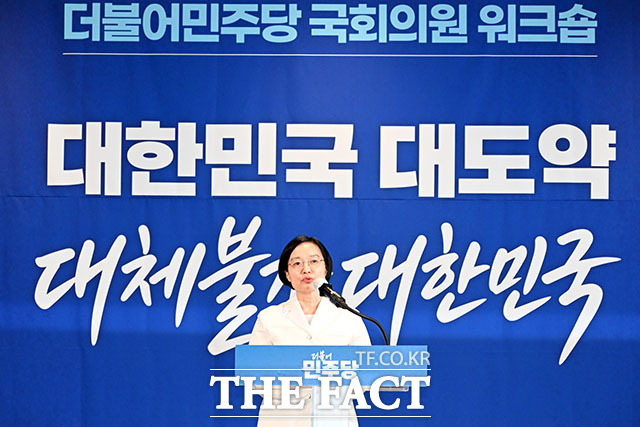 정청래 전 더불어민주당 대표와 송영길 의원, 김민석 전 국무총리(왼쪽부터)가 워크숍에 참석해 한 테이블에 앉아 있다.