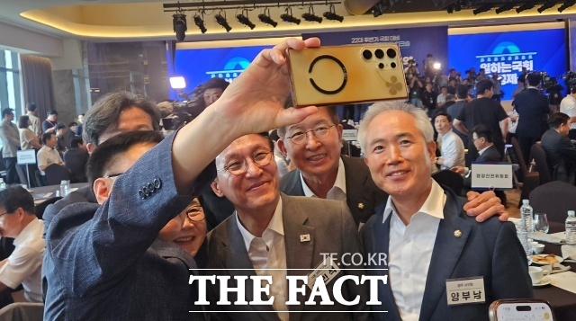 김 전 총리(가운데)가 행사장에 들어서자 의원들이 잇달아 셀카와 기념사진을 요청하면서 행사장 일대가 북적이는 모습도 연출됐다. /용산=서다빈 기자