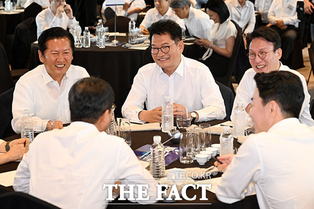 정청래 전 더불어민주당 대표와 송영길 의원, 김민석 전 국무총리(왼쪽부터)가 워크숍에 참석해 한 테이블에 앉아 있다.