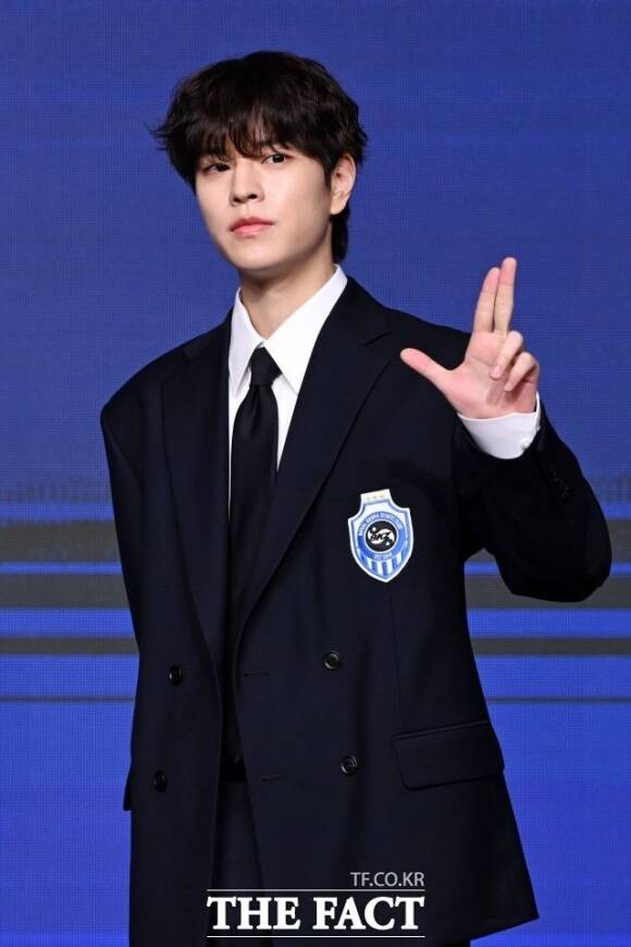 스트레이 키즈 승민이 발목 피로 골절 부상으로 인해 향후 공개 예정인 일부 콘텐츠에 제한적으로 참여한다. 사진은 지난해 8월 서울 여의도 콘래드 서울 호텔에서 열린 정규 4집 'KARMA' 기자간담회에 참석해 포즈를 취하고 있는 모습. /남용희 기