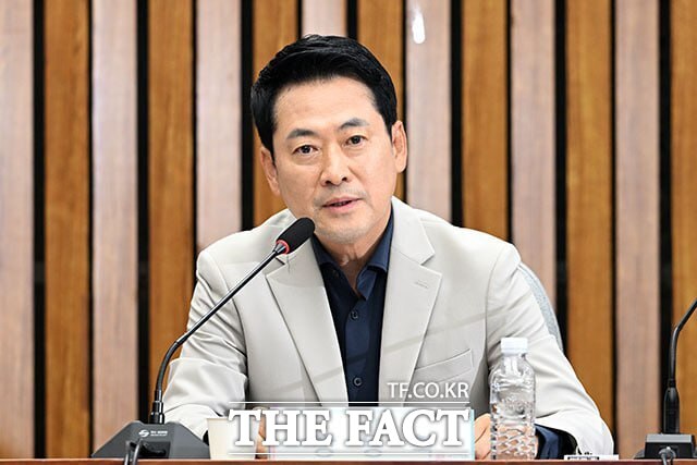 한동훈 무소속 의원이 국민의힘 의원이 주축인 국회 연구모임 '글로벌 외교안보 포럼'에 합류한 뒤 장동혁 국민의힘 대표가 단체 채팅방을 나간 것으로 알려졌다. 사진은 장 대표가 지난달 30일 국회에서 열린 부정·무능 선관위 해체 수준의 쇄신 및 재선거 촉구를 위한 6·3 참정권 박탈 사태 청년·대학생 시국 대토론회에 참석해 발언하는 모습. /서예원 기자