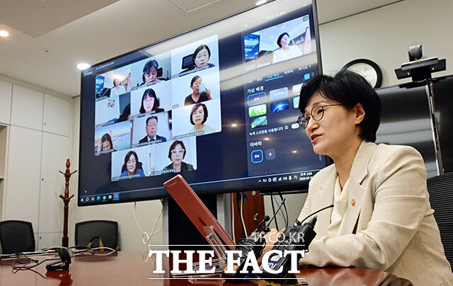 원민경 성평등가족부 장관이 3일 오후 서울 종로구 정부서울청사에서 열린 경찰-가정폭력상담소 공동대응체계 화상 현장 간담회에 참석해 모두발언을 하고 있다. /임영무 기자