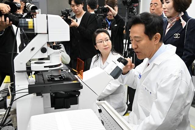 '홍릉 강소특구'가 과학기술정보통신부가 실시한 강소연구개발특구 연차평가에서 2년 연속 최고 등급인 '우수'를 받았다. 사진은 지난 2024년 4월 25일 오세훈 서울시장이 동대문구 서울바이오허브 글로벌센터에서 열린 개관식에서 시설을 둘러보고 있는 모습. /서울시
