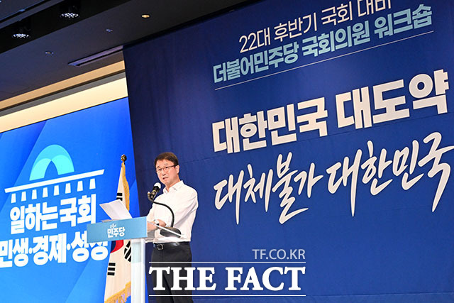 정청래 전 더불어민주당 대표와 송영길 의원, 김민석 전 국무총리(왼쪽부터)가 워크숍에 참석해 한 테이블에 앉아 있다.