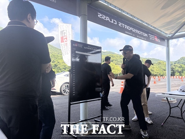 박상현 아주자동차대학교 교수가 참가자들을 대상으로 짐카나 프로그램을 설명하고 있다. /황지향 기자