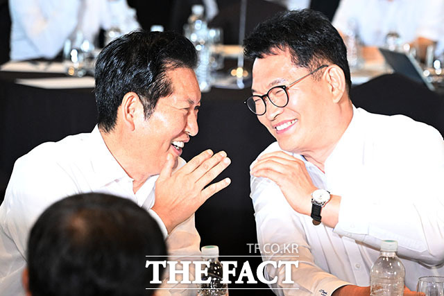 정청래 전 더불어민주당 대표와 송영길 의원, 김민석 전 국무총리(왼쪽부터)가 3일 오후 서울 용산구 서울드래곤시티에서 열린 22대 후반기 국회 대비 국회의원 워크숍에 참석해 대화를 나누고 있다. /서예원 기자