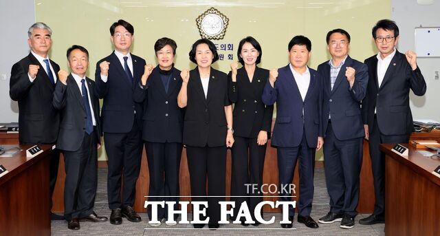 2일 충남도의회 교육위원회가 제13대 의회 전반기 원구성을 마치고 기념촬영을 하고 있다. /충남도의회