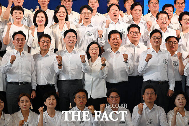 한병도 더불어민주당 당대표 직무대행 겸 원내대표와 한성숙 국무총리(가운데)를 비롯한 참석자들이 3일 오후 서울 용산구 서울드래곤시티에서 열린 22대 후반기 국회 대비 국회의원 워크숍에서 기념 촬영을 하고 있다. /서예원 기자
