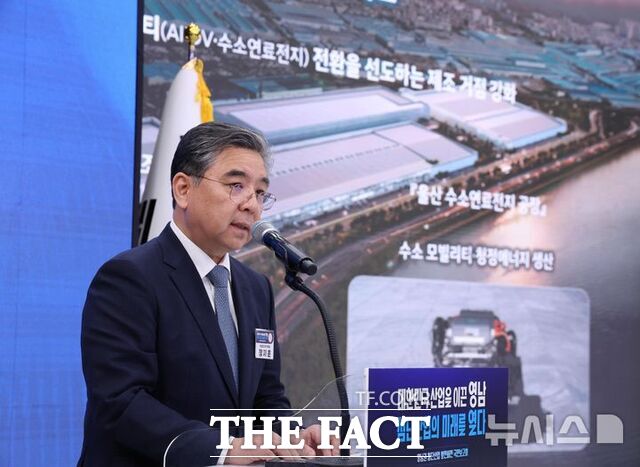 [진주=뉴시스] 조성봉 기자 = 장재훈 현대차그룹 부회장이 3일 경남 진주에서 열린 영남권 첨단산업 발전비전 국민보고회에서 투자계획을 발표하고 있다. 2026.07.03. suncho21@newsis.com