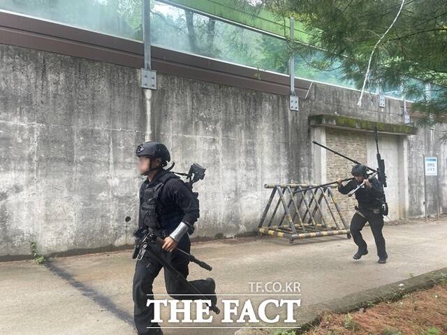 3일 오전 서울 서초구 서울경찰특공대에서 '제20회 경찰특공대 전술평가대회'의 마지막 종목인 '저격수' 평가가 실시됐다. 사진은 대회에 참가한 대원들이 6.5㎏이 넘는 방탄조끼와 방탄헬맷, 전술벨트와 보안경 등을 갖추고 저격총(7.62㎜)과 권총(9㎜)을 짊어진 채 뛰어가는 모습. /진주영 기자