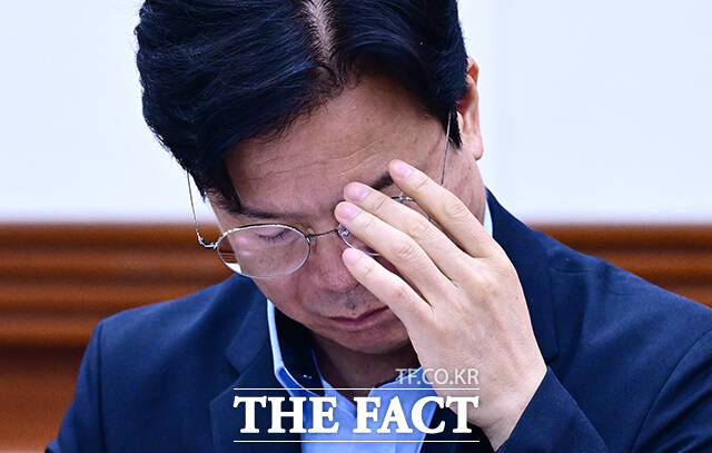김영훈 고용노동부 장관이 26일 오전 서울 종로구 정부서울청사에서 열린 비상경제본부회의 겸 경제관계장관회의에 참석해 회의 자료를 살펴보고 있다. /임영무 기자