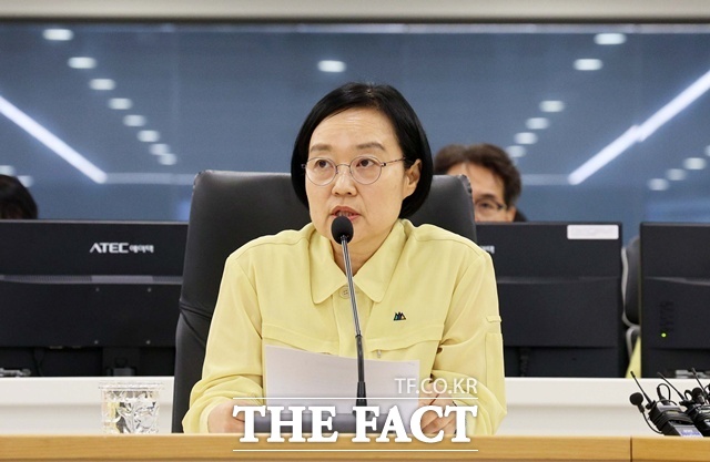 한성숙 국무총리(사진)는 3일 기후에너지환경부 한강홍수통제소를 방문해 여름철 홍수 대응체계를 점검했다. /뉴시스