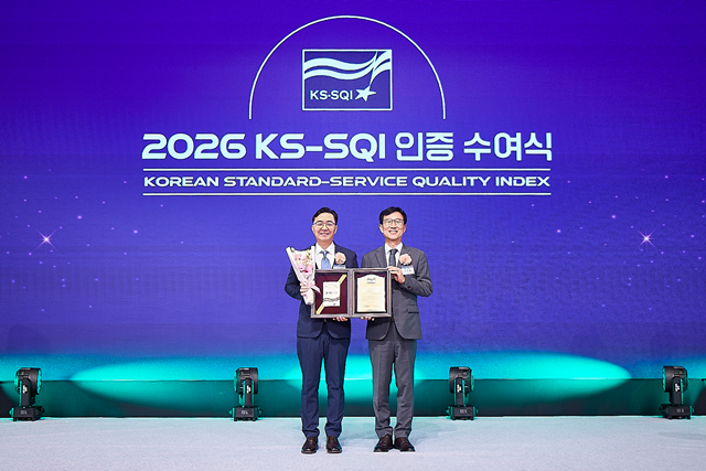 HD현대오일뱅크 최찬호 영업지원부문장(왼쪽)이 지난 2일 열린 한국표준협회 '2026년 한국서비스품질지수 인증 수여식'에서 기념 촬영하고 있다. /HD현대오일뱅크