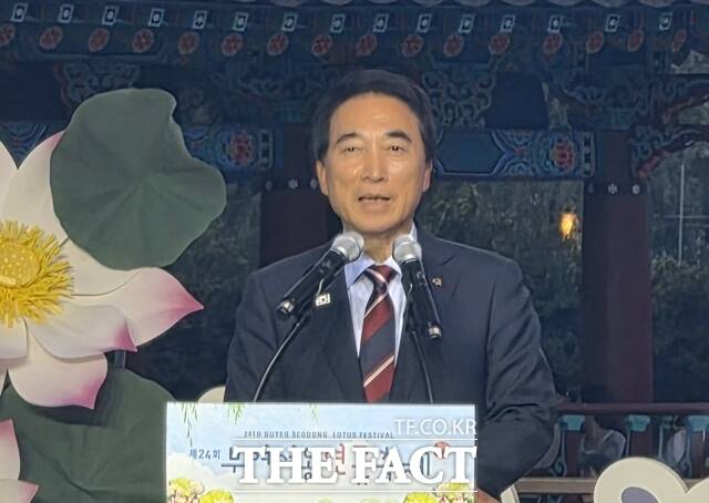 박수현 충남도지사가 3일 부여 궁남지에서 열린 제24회 부여서동연꽃축제에서 축사를 하고 있다. /김형중 기자